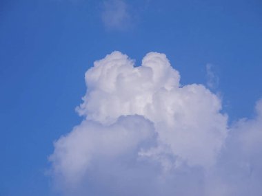 Bulutlu mavi gökyüzü