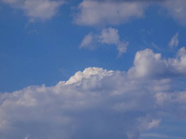 Bulutlu güzel gökyüzü, doğa konsepti