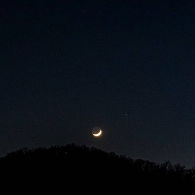 Gece gökyüzündeki ay