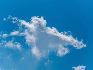 Bulutlu mavi gökyüzü