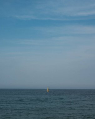 Güneşli bir günde denizden manzara