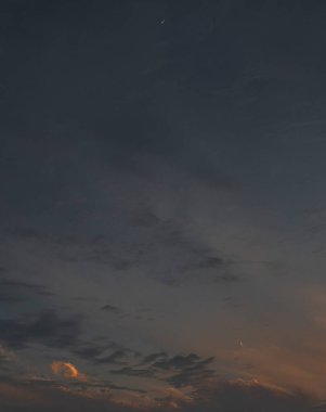 Bulutlar ve yıldızlarla dolu gece göğü