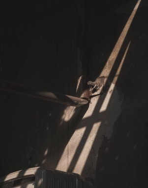 Evin çatısındaki paslı metal boru.