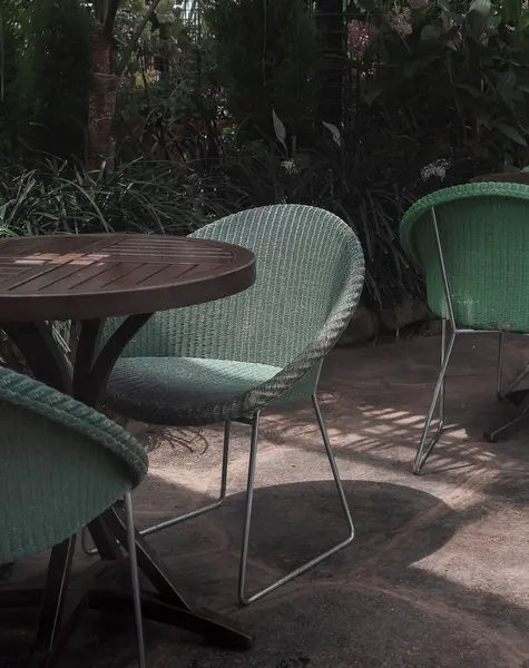 Kafedeki boş sandalye ve masa