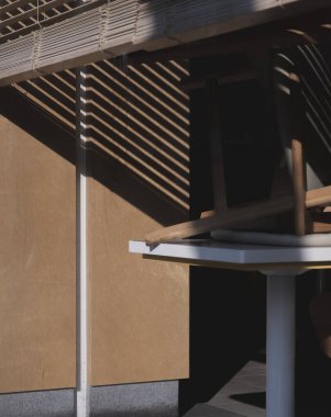 Kafedeki tahta masa ve sandalye.