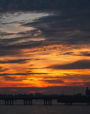 Denizin üzerinde güzel bir gün batımı