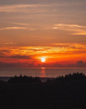 Denizin üzerinde gün batımı