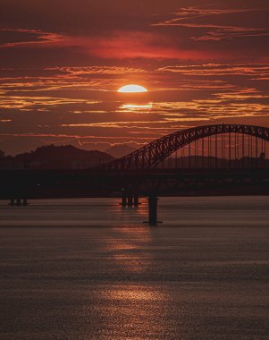 Denizin üzerinde gün batımı