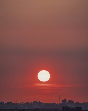 Şehrin üzerinde gün batımı