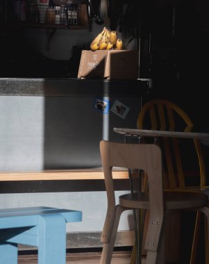 Bir kafeterya masasının dikey görüntüsü, bir lamba ve bir fincan kahve.