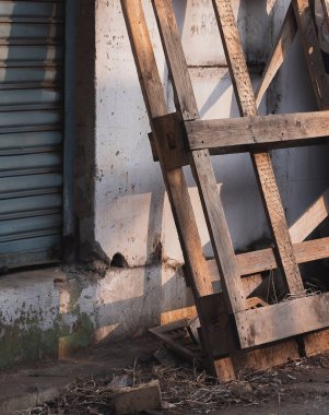 Şehirdeki eski ahşap ev.