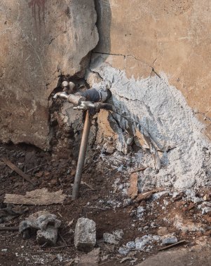 Binada çekiçli beton duvar