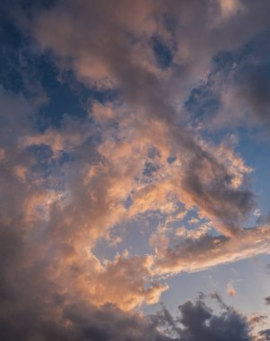 Güzel gün batımı gökyüzü bulutlu