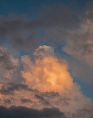 Güzel gün batımı gökyüzü bulutlu