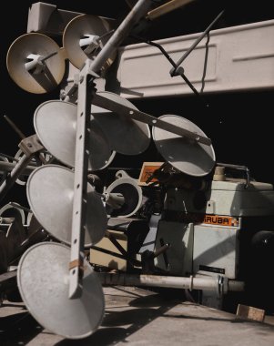 Eski, kirli, kırık metal ve paslı uydu anteni.