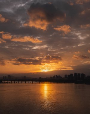 Denizin üzerinde gün batımı