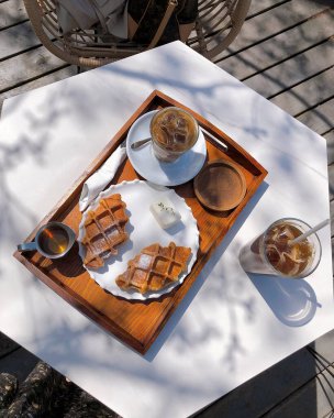 Kahve, bal ve kurabiyeli kahvaltı.