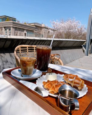 Tablo croissants ve kahve Kahvaltı