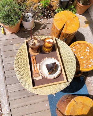 Lezzetli bir kahvaltı ve açık havada kahve.