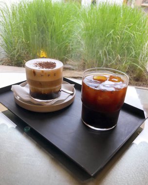 Masanın üzerinde buzlu kahve ve buz var.