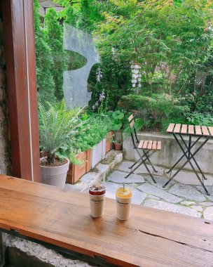 Kafedeki masada bir fincan çay.