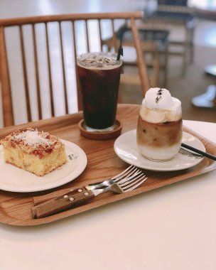 Tahta tabakta bir fincan kahve ve dondurma.