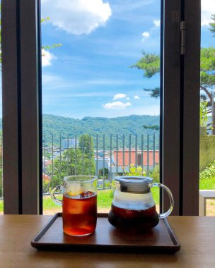 Masada bir fincan kahveyle bir fincan çay.