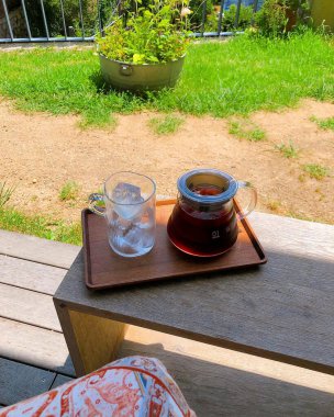 Bahçedeki masanın üstünde bir kitapla bir fincan çay.