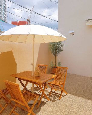 Modern bir evin içinde.