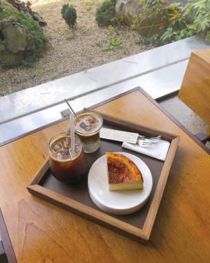 Kahve ve kahvaltı kafede.