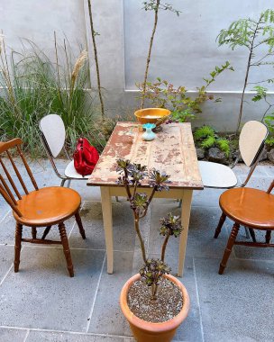 Modern restoranın içinde.