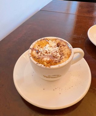 Tarçın ile sıcak latte