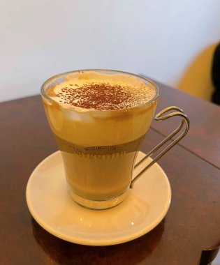 Kahve fincanı ve ahşap masa.