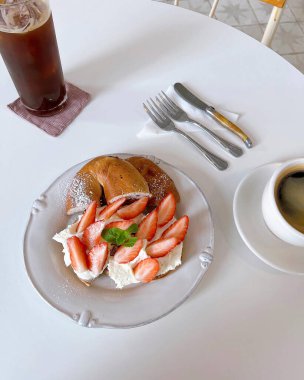 kahve ve kruvasan masada.