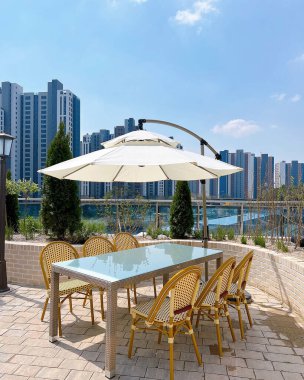 Deniz manzaralı güzel bir teras.