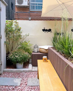 Modern bir binanın içinde.