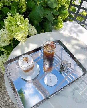 Kahve fincanı kafede.