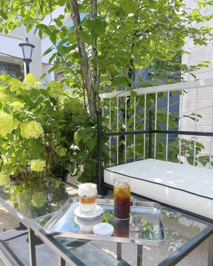 Bir bardak kahveyle güzel bir masa.