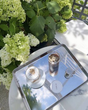 Bahçedeki masada bir fincan kahve.