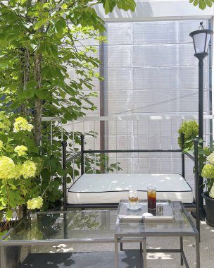 Güzel bahçesi olan modern bir binanın balkonunda.