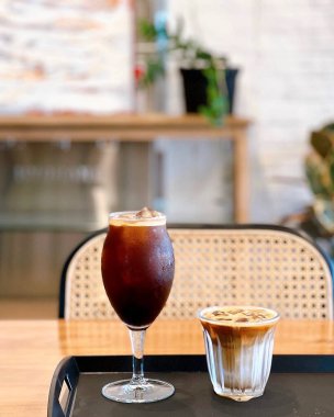 Ahşap masa üzerinde kahve latte