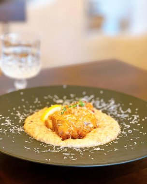 Lezzetli bir yemeğin beyaz tabakla yakın çekimi.