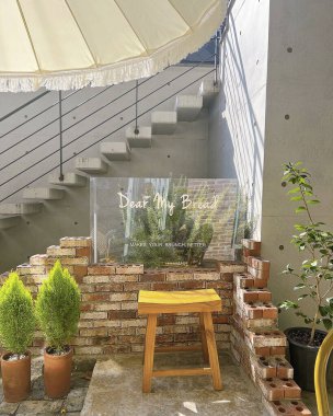 Modern bir binanın içinde.