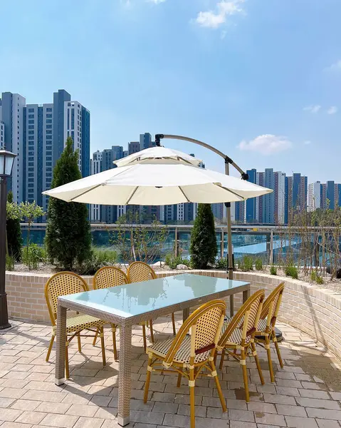 Deniz manzaralı güzel bir teras.