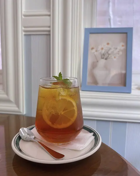 Bir bardak buzlu çay