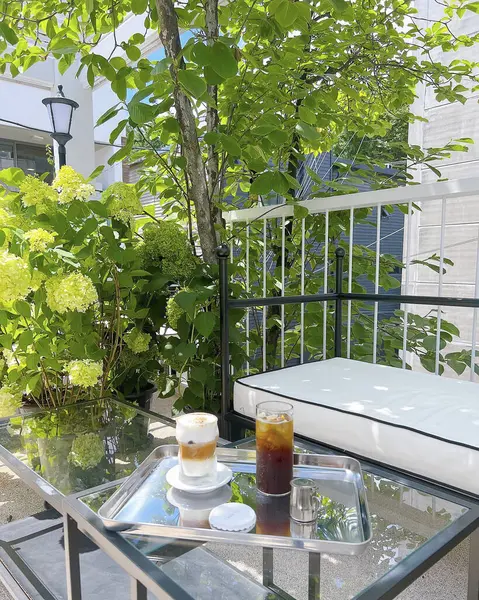 Bir bardak kahveyle güzel bir masa.