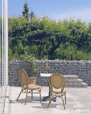 Sandalyeleri ve masası olan modern bir ev.