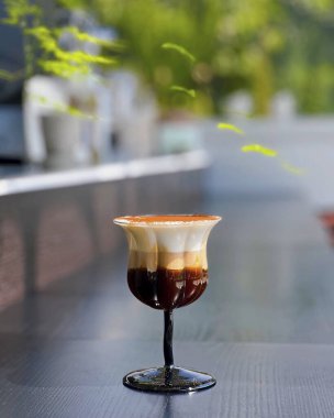 Masada süt olan bir fincan kahve.