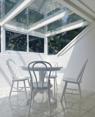 Modern iç mekanda boş beyaz ve siyah sandalyeler