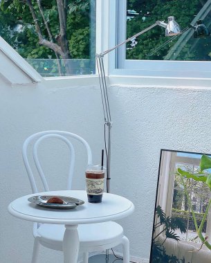 kahve fincanı beyaz arka planı olan masanın üstünde.